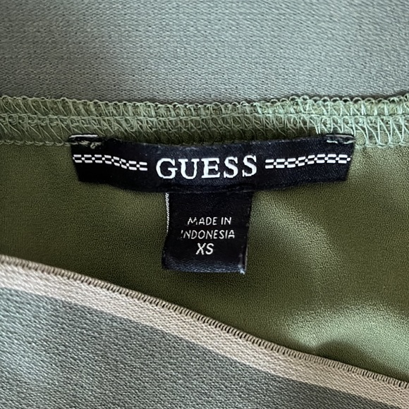 Green polka dot fully lined satin Guess mini skirt. - Picture 7 of 8